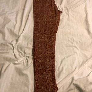 One pair of LuLaRoe leggings, size tall and curvy